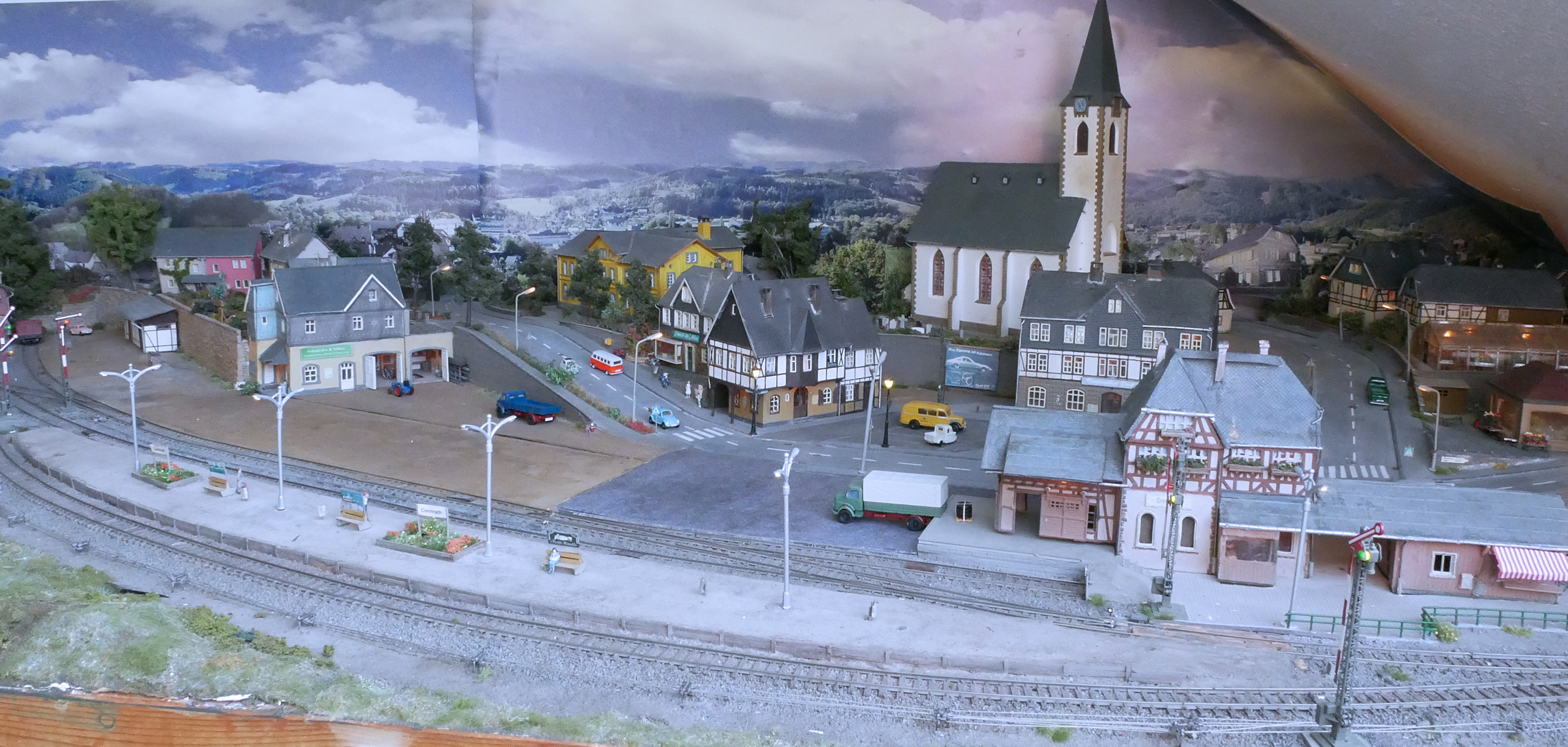 Das ganze Dorf mit Bahnhof